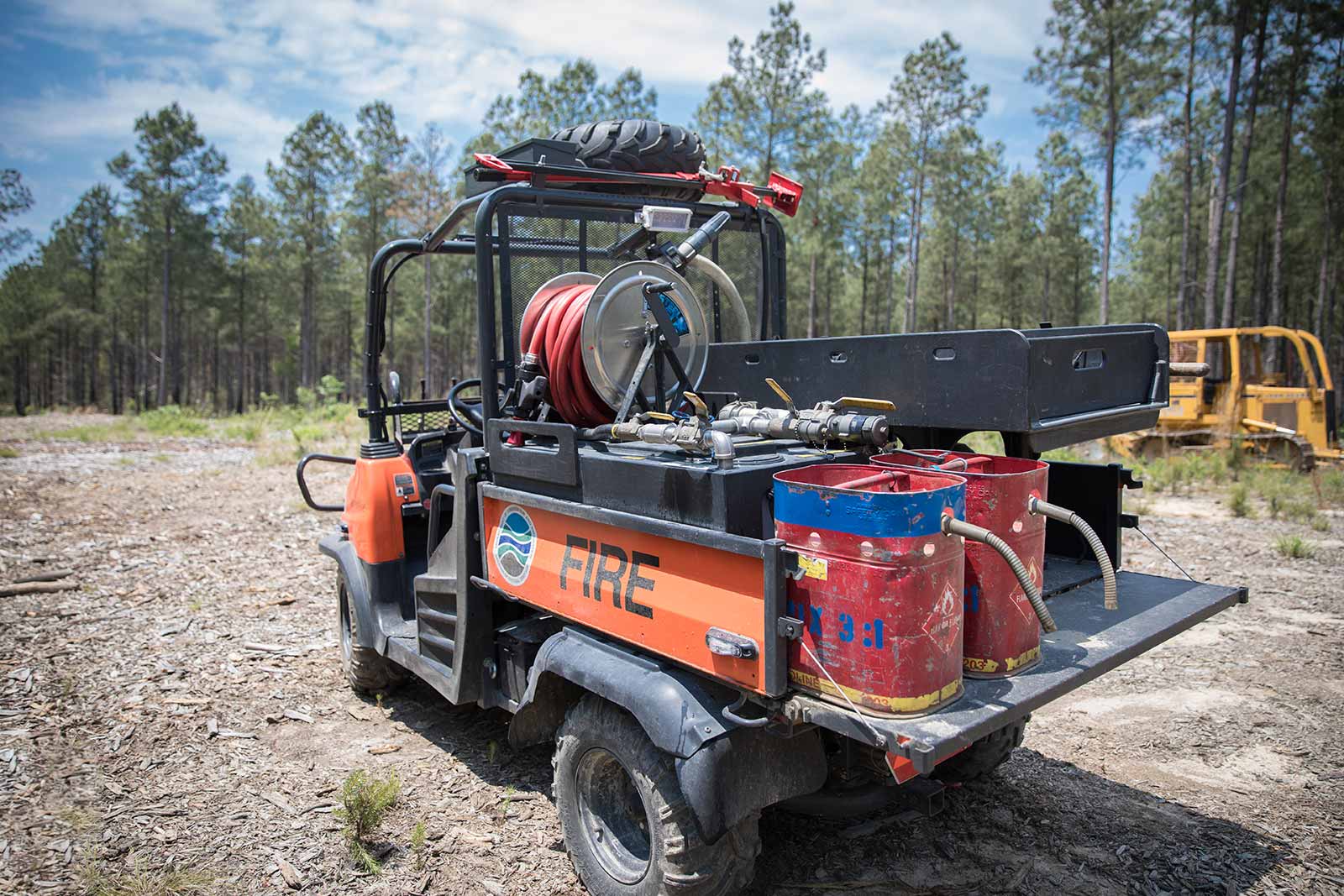 ورجینیا کے محکمہ تحفظ اور تفریح کے لیے فائر وہیکل لدے سامان کے ساتھ تیار بیٹھی ہے۔