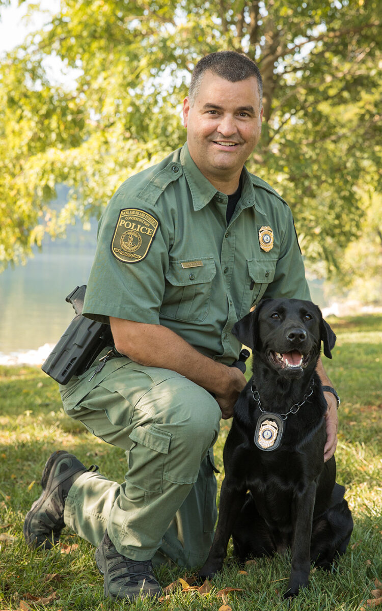 CPO Mark VanDyke اور Avery، اس کے K9 پارٹنر جو جلد ہی ریٹائر ہو رہے ہیں۔ 