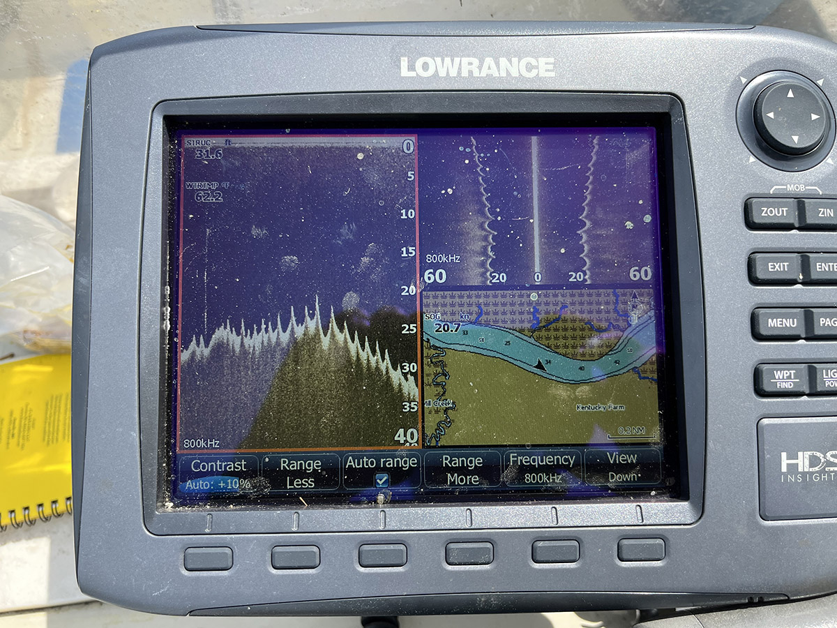 ایک LOWRANCE سونار سسٹم کی ایک تصویر جس میں دریا کے دریا کے نچلے حصے کو زیادہ موجودہ علاقوں میں دکھایا گیا ہے۔