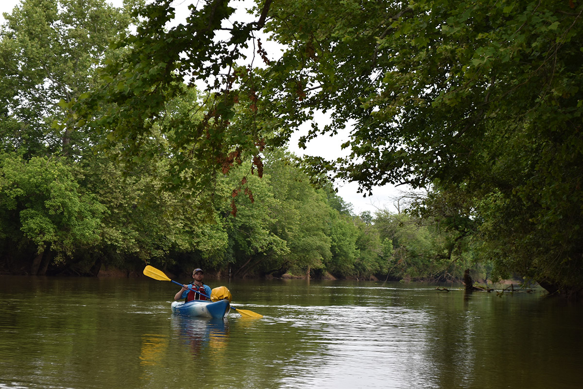 Rappahannock کے ساتھ ساتھ ایک نیلے کیک میں رافٹنگ کرتے ہوئے ایک آدمی کی تصویر